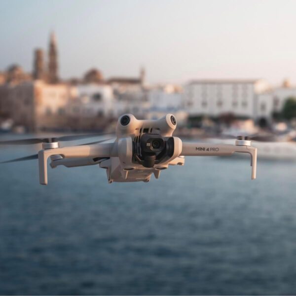 Drone pliable DJI Mini 4K Fly More Combo - Blanc - Autonomie 31 min - Portée +1000 m – Image 2
